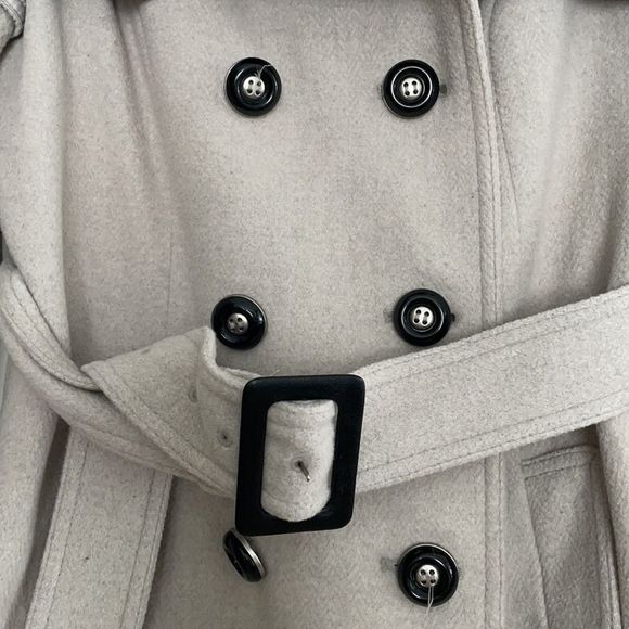 Classic oatmeal colored pea coat w/ optional belt - Picture 3 of 8